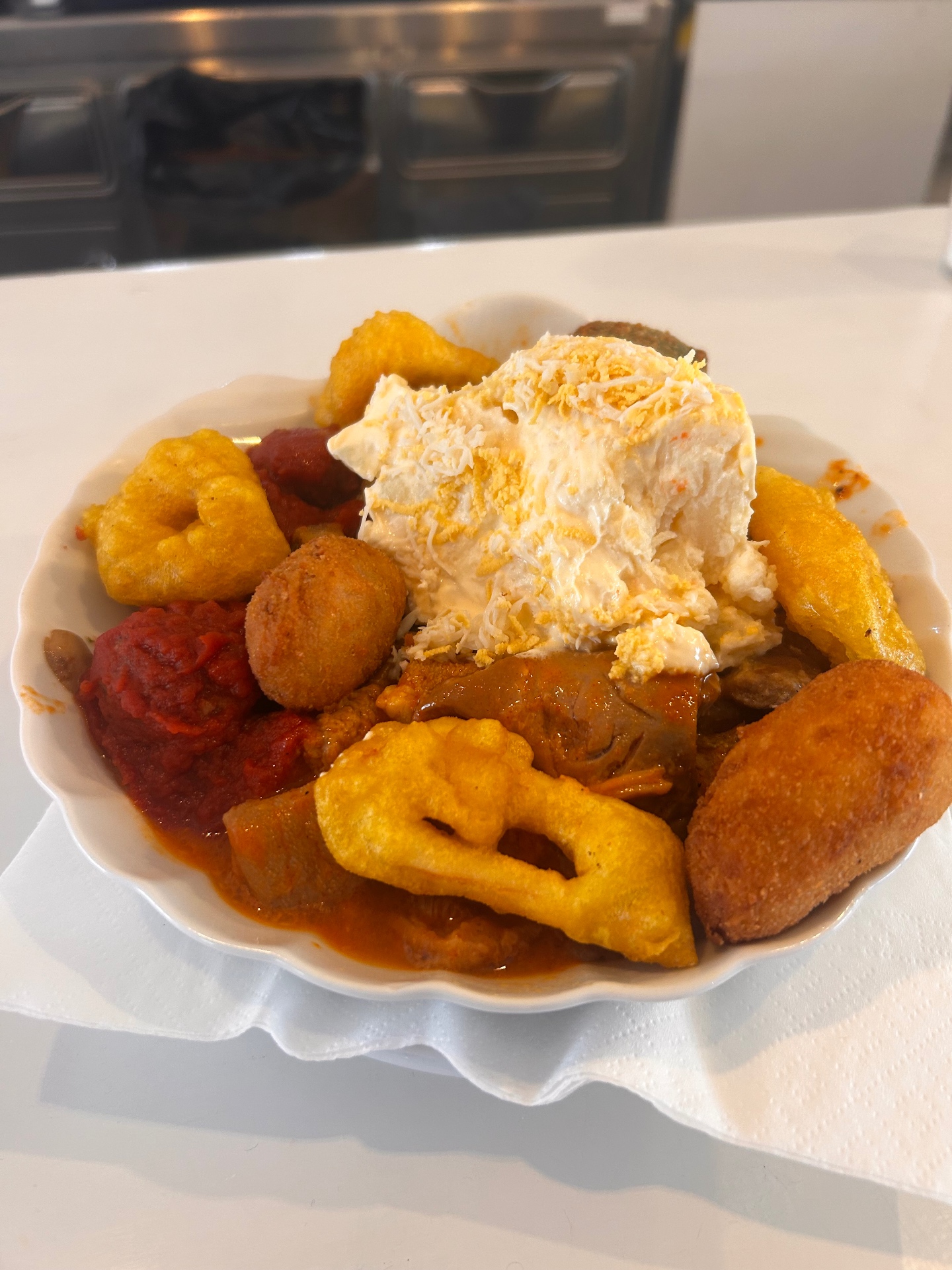 Plato combinado mallorquín con croquetas, calamares, ensaladilla y carne