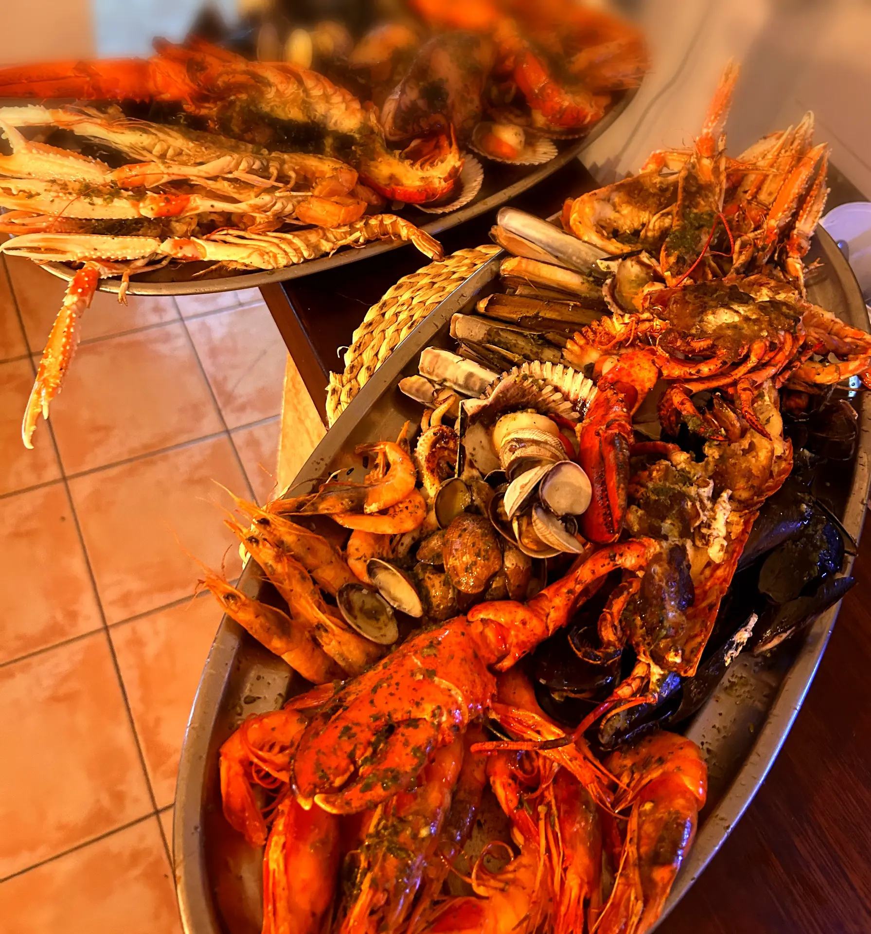 Mariscada de Can Serra con bogavante, marisco fresco y otros productos del día