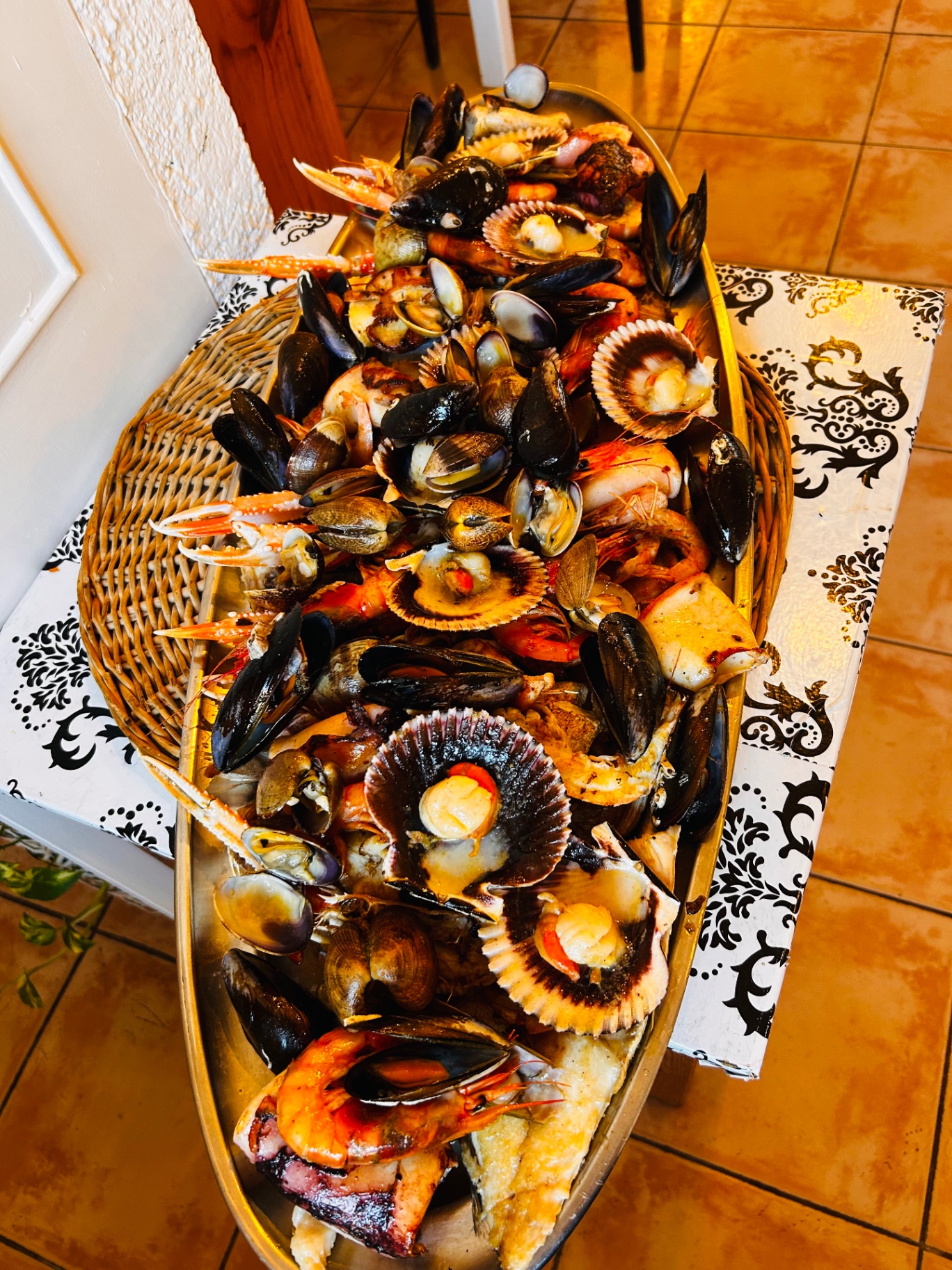 Mariscada de marisco fresco servida en bandeja en Can Serra