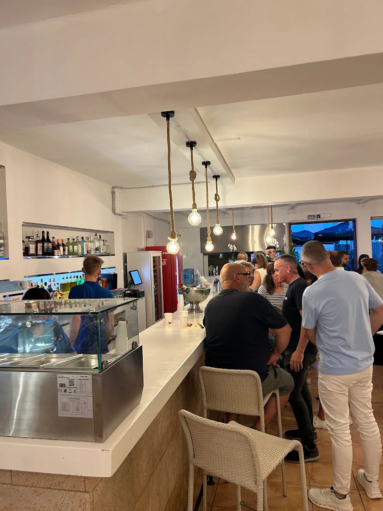 Barra del restaurante Can Serra con clientes a la hora del aperitivo